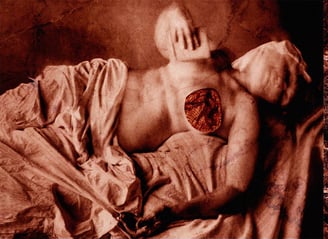 imagens de esculturas clássicas de mulheres produzidas a partir do reflexo em fragmentos de espelho