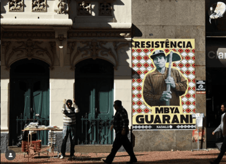 Xadalu é um artista indígena que transita com maestria entre a arte de rua e as galerias.