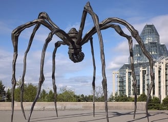 Detalhe da imponente escultura de aranha "Maman" de Louise Bourgeois, que evoca temas de maternidade