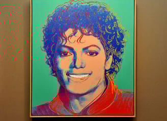 Retrato de Michael Jackson por Andy Warhol, unindo música pop e arte contemporânea.