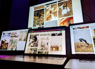 Interface de uma galeria virtual mostrando obras de diferentes estilos artísticos.