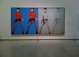 Imagem de Elvis Presley por Andy Warhol, destacando a repetição e a cultura das celebridades.