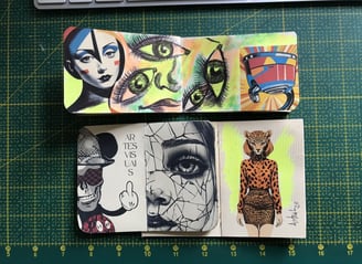 Páginas abertas de livro de artista.
