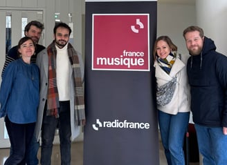 Les membres du Quatuor devant le logo de France Musique