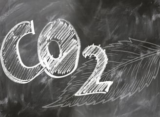 CO2 dessiné à la crai blanche sur un tableau noir