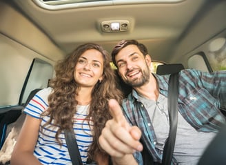 familia joven en automóvil
