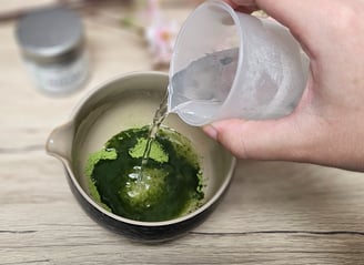 Préparer le Thé Matcha traditionnel : Les étapes 3 Contrôle précis de la température de l'eau pour matcha