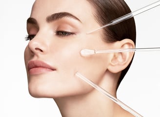 Vrouw met glazen stokjes op haar huid