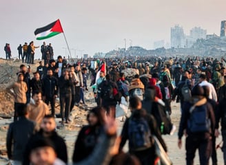 Thousands of Palestinians return to North Gaza. Credit: Omar El-Qatta 