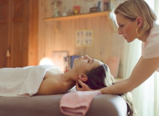 Anne-Lise Raffaelli lors d’un massage, illustrant son approche douce et personnalisée du soin