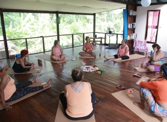 un grupo de personas sentadas en esterillas de yoga
