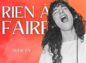 Aude Fy, chanteuse en train de chanter, c'est la vignette de la chanson Rien à faire