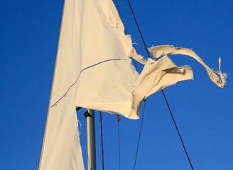 Gescheurd zeil bij Sisu Repair