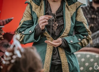 Création unique faite pour un dragon vert dont le costume présente des broderies et du brocard
