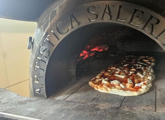 Forno a legna tradizionale per pizza artigianale da AndrèsRosa Pizzeria in Alseno