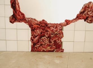 Pintura de azulejos quebrados revelando carne por baixo.