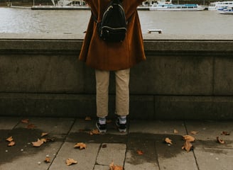 Frau freut sich über den Besuch in London
