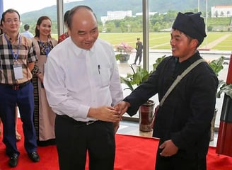 A Hờ Tour & Homestay Y Tý: Hình ảnh A Hờ làm du lịch trekking & homestay bắt tay cùng Thủ Tướng Nguyễn Xuân Phúc