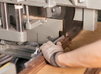 Eine Säge schneidet Holz, Holzleiste für einen Bilderrahmen