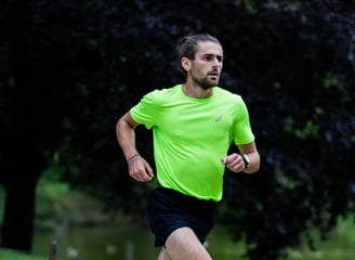 Coureur sur route  suivant son programme d'entraînement pour préparer son 10km ou son marathon