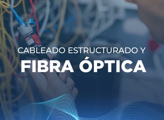 Persona trabajando con cableado de red y fibra óptica con el logo de RTC.