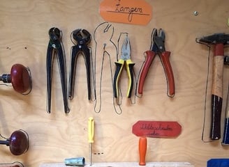 Werkzeugwand mit Zangen in der Kinderwerkstatt