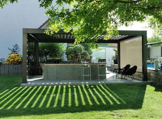 Pergola mit Outdoorküche