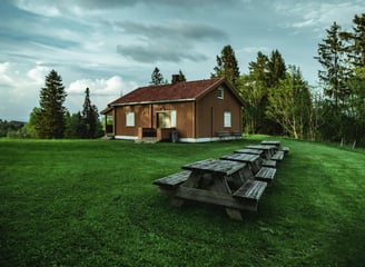 Hütte umgeben von einer Wiese
