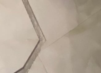 Banheiro reformado pela Nattú Engenharia com porcelanato claro e madeira em estilo espinha de peixe