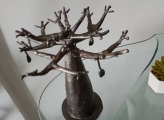 Sculpture métallique artisanale d’un baobab, réalisée à Dakar en fer recyclé