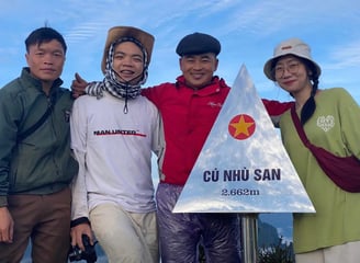 A Hờ Tour & Homestay Y Tý: Hình ảnh A Hờ cùng khách hàng đi leo núi trekking Lảo Thẩn, Cú Nhù San, Ngũ Chỉ Sơn, Kỳ Quan San