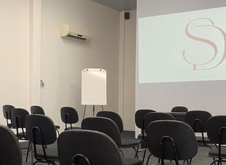 Sala reunião formato palestra - SD espaço para eventos corporativos