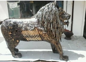 Lion métallique décoratif fabriqué à la main avec des chaînes et pièces mécaniques,