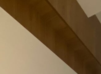 Parede com painel de madeira e acabamento branco reformada pela Nattú Engenharia, piso em porcelanat