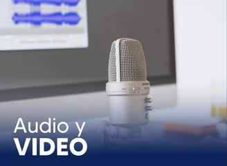 Micrófono frente a pantalla con forma de onda y texto “Audio y Video”.