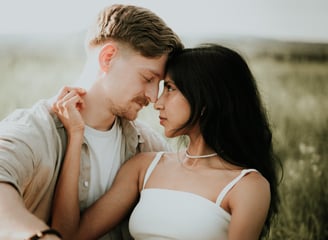 Fotoshooting in Wiesbaden von einem jungen Pärchen, dass die Zweisamkeit genießt
