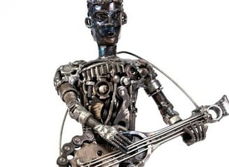Sculpture métallique d’un musicien jouant de la guitare, créée à partir de pièces de machines