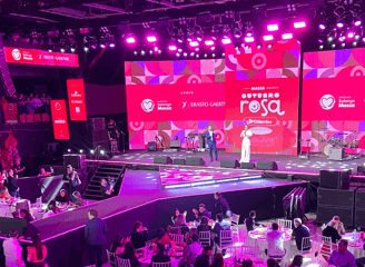 Palco de show com painéis rosa e logos