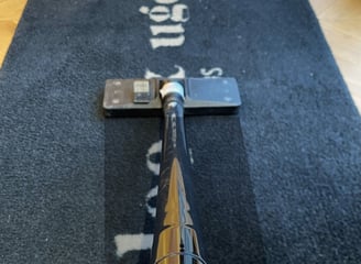 Aspirateur utilisé par M & M Services Pro sur un tapis noir dans la boutique Léo et Ugo à Rouen