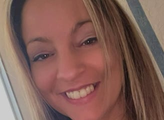 femme blonde sourire 