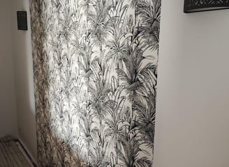 Papier peint jungle noir et blanc sur mur d’escalier