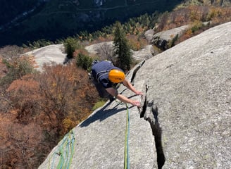 Trad climbing on Luna Nascente, Val di Mello