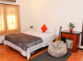 Kamar Superior Kost Eksklusif Cozynest Siwalankerto AA6 Surabaya dekat Universitas Kristen Petra