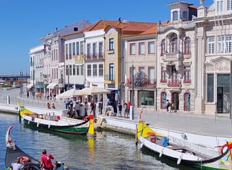 A ria de Aveiro, com seus moliceiros e seus prédio em Arte Nova num dia de sol.