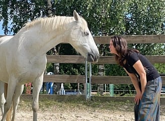 une humaine en lien avec un cheval