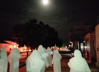 Penitentes de São Tomé em caminhada noturna sob a lua, em ato de fé e tradição