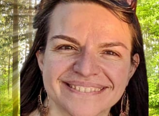 femme brune avec un grand sourire dans la forêt