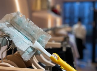 Technicien de M & M Services Pro dépoussiérant la boutique Léo et Ugo à Rouen avec un Swiffer