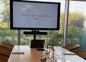 חדר מוכן לסדנת ארנק כוחות העל שלי עם המצגת של הסדנה