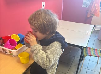 Eleve en pyjama en classe